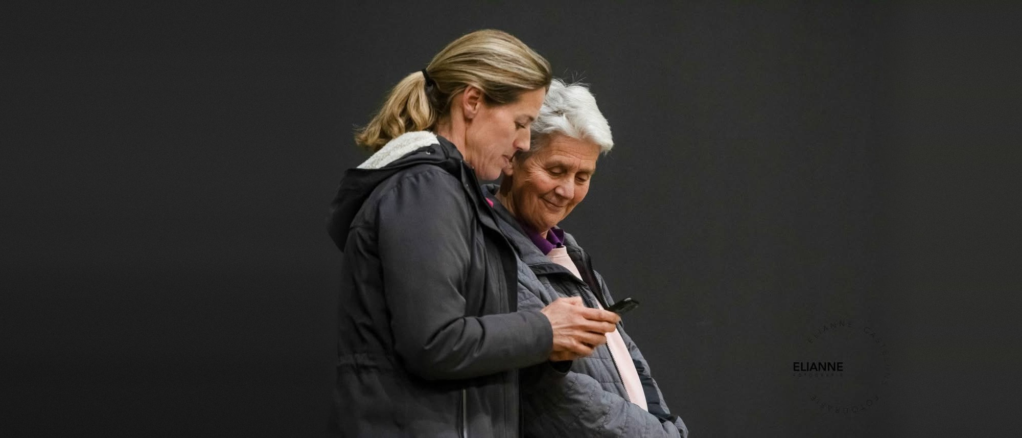 Petra van Esch en haar moeder Paulien bij de stal
